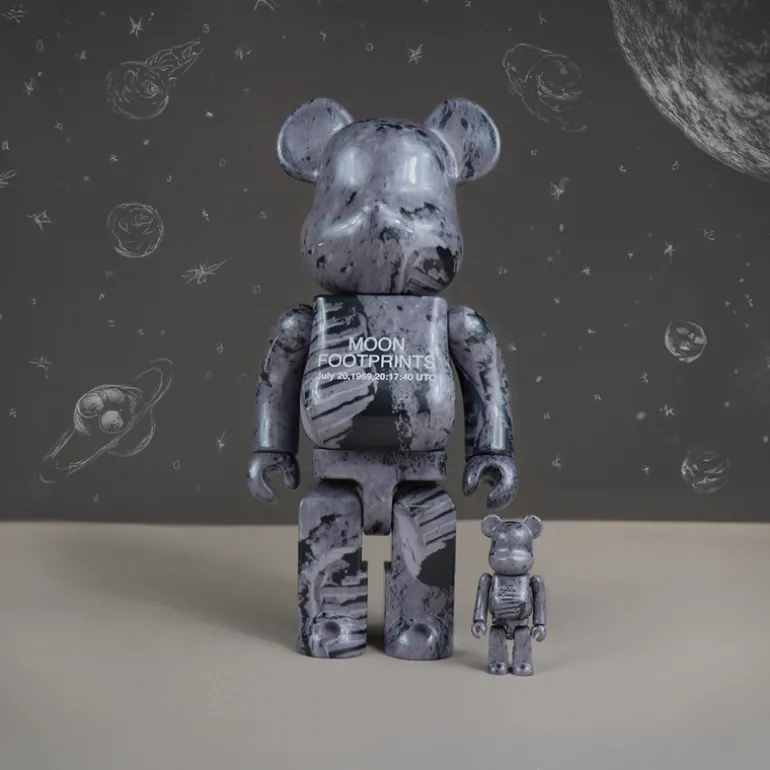 400% + 100% Bearbrick Moon Footprints